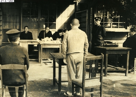 昭和25(1950)年恵楓園内で開かれた特別法廷の様子